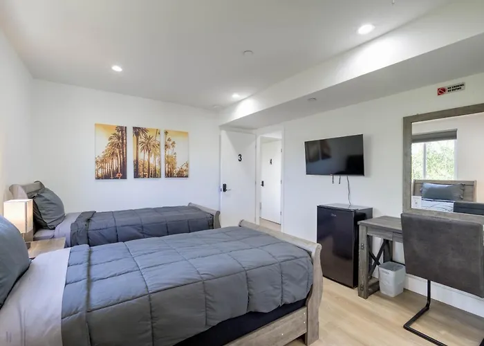 Modern Apartment In Studio City