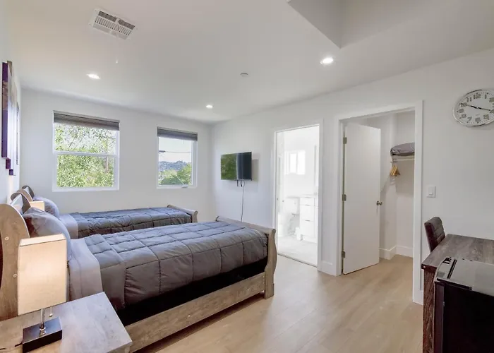 Modern Apartment In Studio City