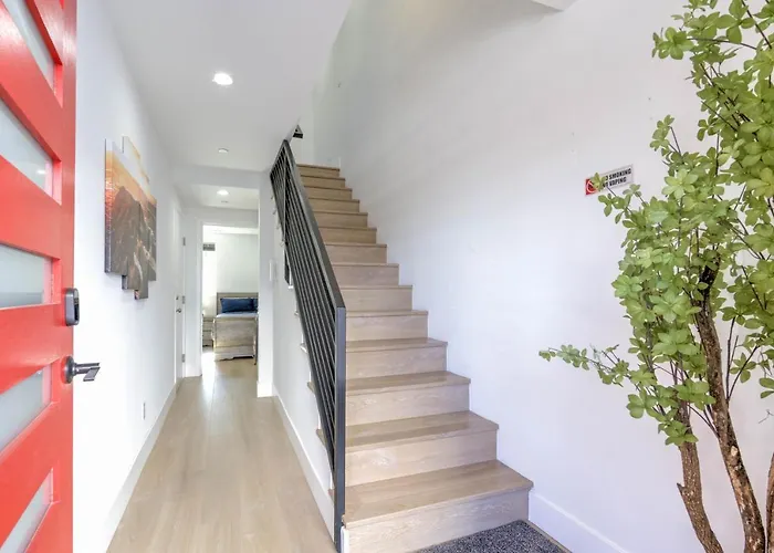 Modern Apartment In Studio City